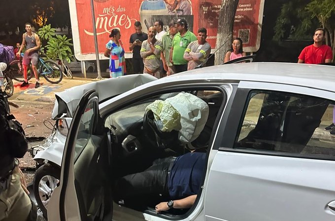 Motorista de carro de passeio fica ferido ao colidir com veículo do ex-vereador, em Palmeira dos Índios