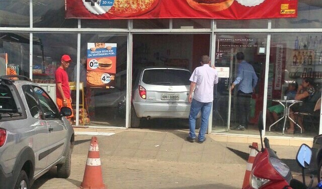 Condutora perde controle da direção e carro invade loja de conveniência em posto de Arapiraca