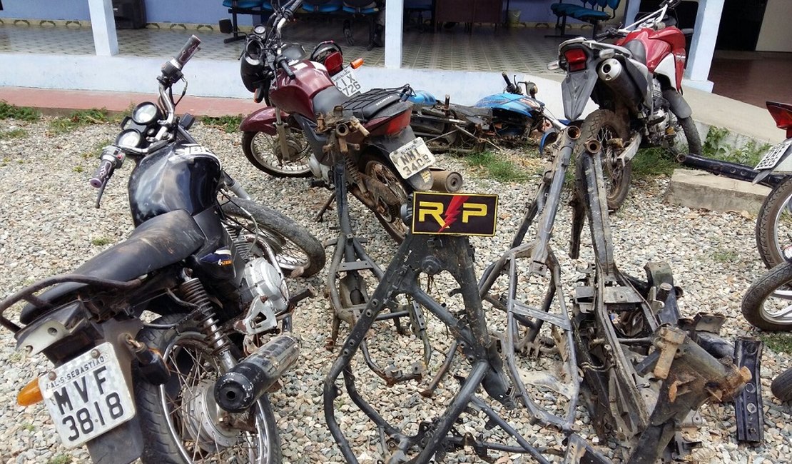 Polícia Militar recupera moto e encontra chassis de veículos abandonados