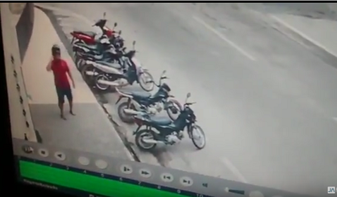 Vídeo flagra homem furtando motocicleta na Rua 30 de Outubro, em Arapiraca