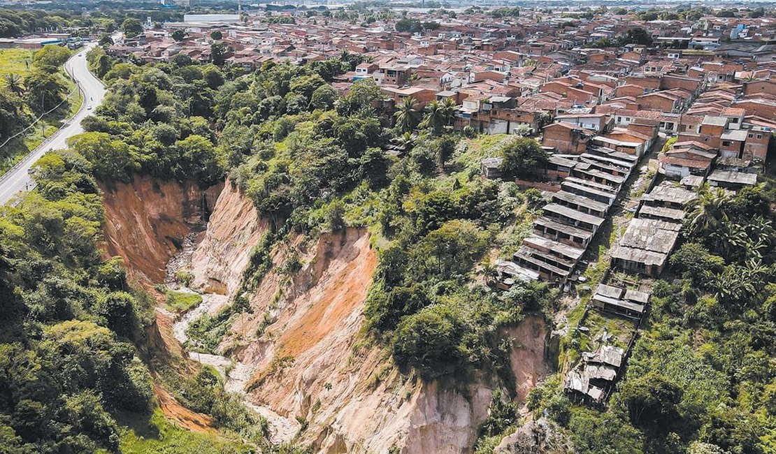 Cratera na Ladeira do Catolé ameaça engolir rodovia entre Maceió e Satuba e parte de bairro da capital alagoana