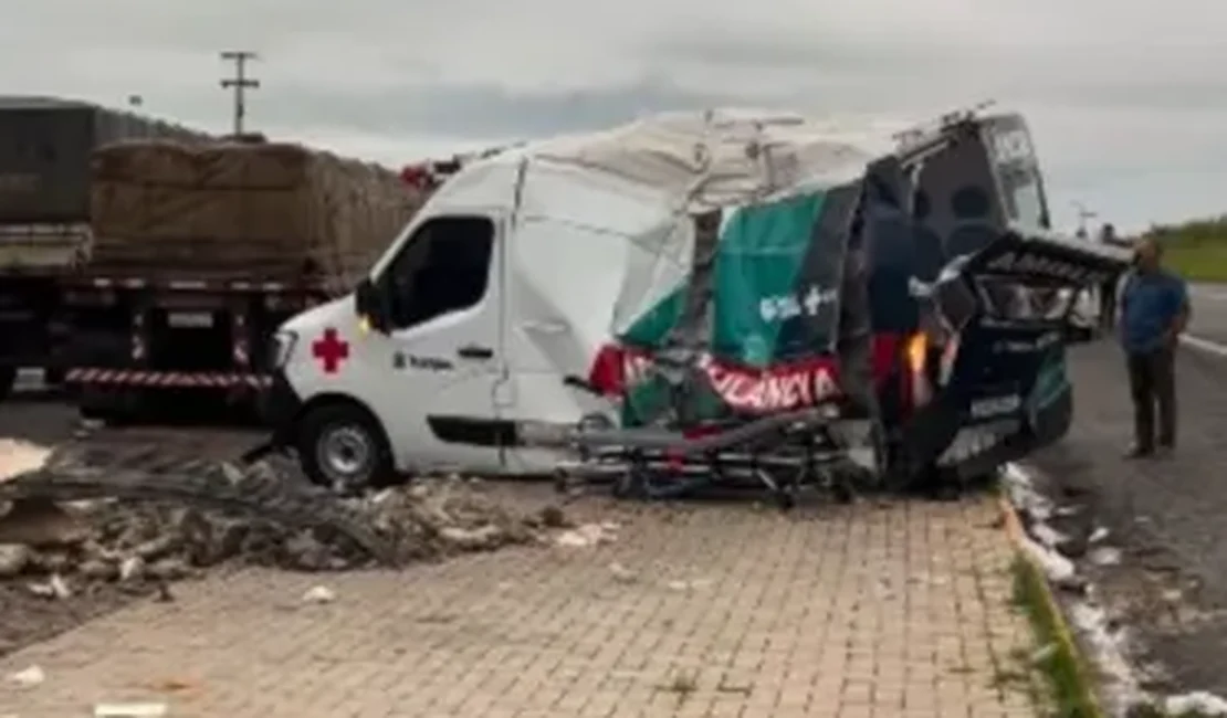 Oito pessoas ficam feridas após capotamento de ambulância do Samu
