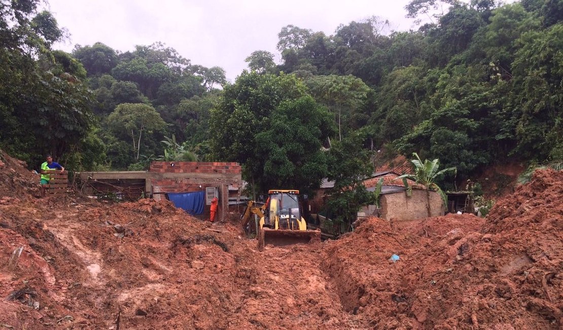 Bombeiros encontram corpos de mulher e bebê em deslizamento, em AL