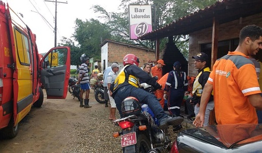 Mototaxista tenta desviar de cachorro e cai com passageiro em Palmeira dos Índios