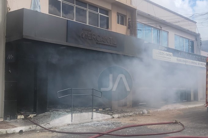 Cliente insatisfeito com empréstimo tem momento de fúria e ateia fogo em agência bancária no Centro de Arapiraca