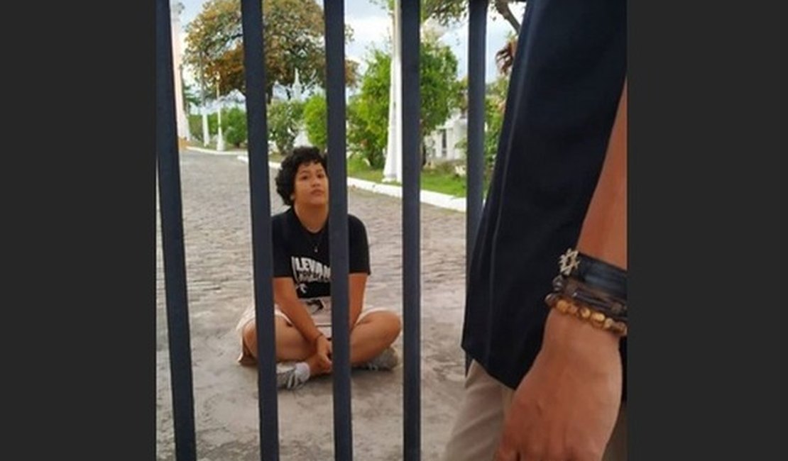 Vídeo. Jovem entra no cemitério para contar a Lenda da Mulher da Capa Preta e fica presa no local