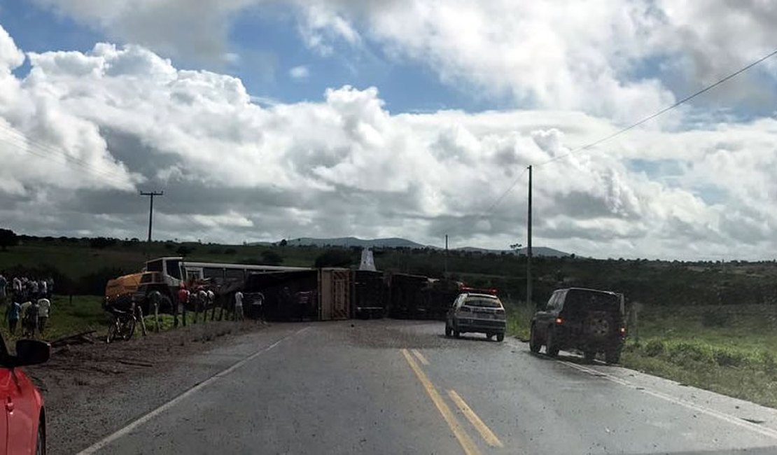 Carreta que transportava brita tomba e fecha parte da AL-115, em Arapiraca
