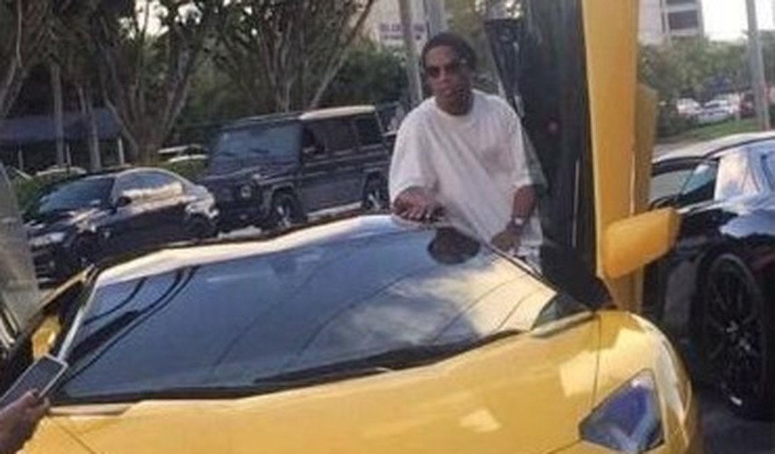 De férias, Ronaldinho aluga carro de R$ 1,5 milhão