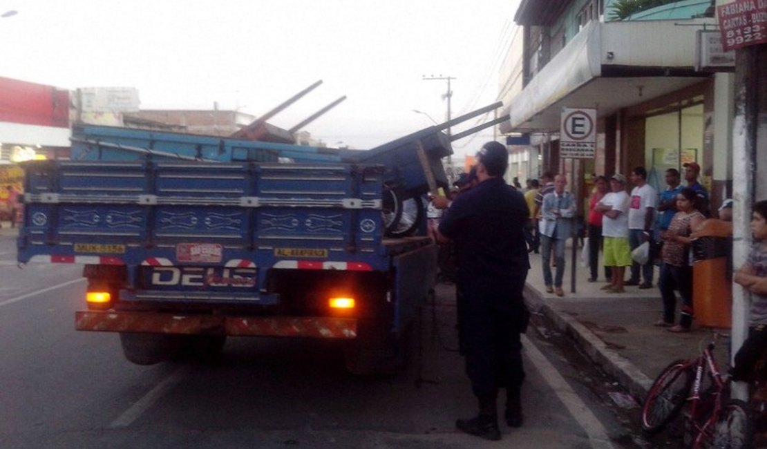 Operação contra ambulantes no Centro de Arapiraca flagra carro de mão repleto de baratas