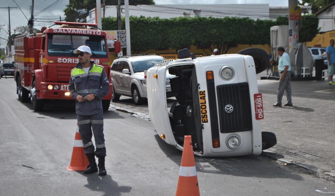 Kombi escolar capota após colidir com outro veículo em Maceió