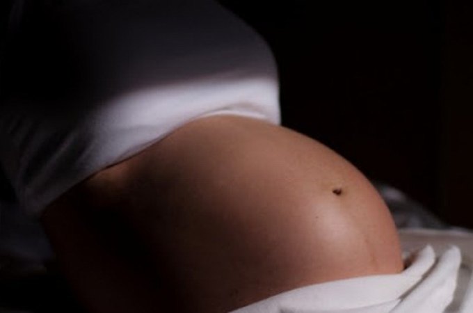 Gestante pede comida ao marido, que se irrita e a agride com socos na cabeça, em Maceió