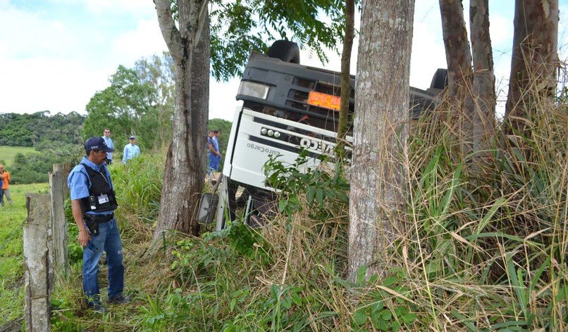 Caminhão capota e deixa uma vítima fatal na BR 101, em São Miguel dos Campos