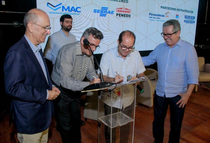 Prefeitura de Penedo e Agência Desenvolve assinam convênio