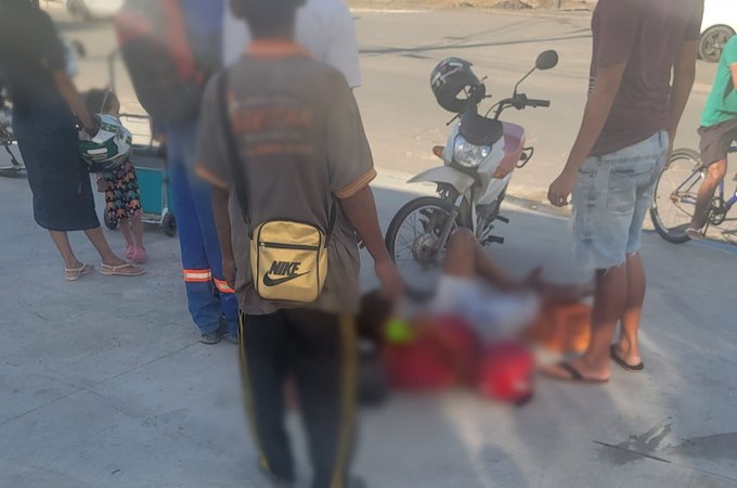 Condutor é socorrido após ficar imprensado durante colisão entre carro e moto em Arapiraca