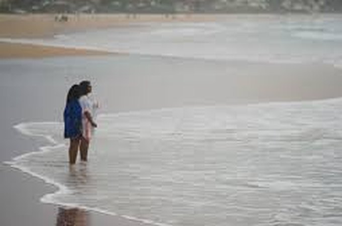 Filhas de Glória Maria jogam cinzas da jornalista no mar em Búzios