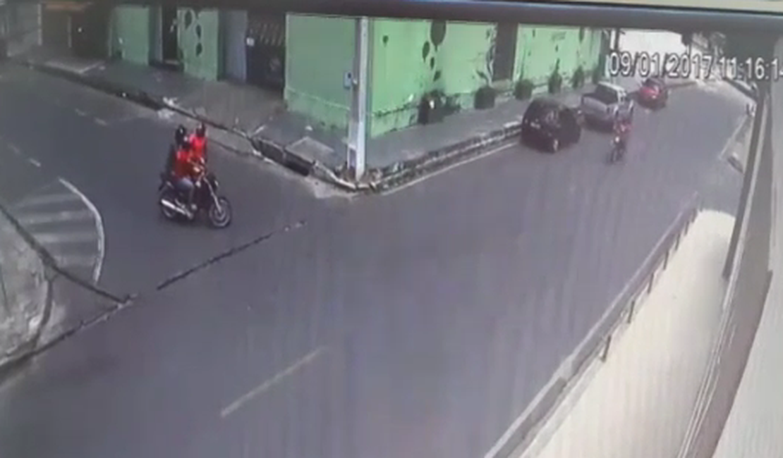 Vídeo mostra bandidos roubando moto em rua movimentada do Centro de Arapiraca