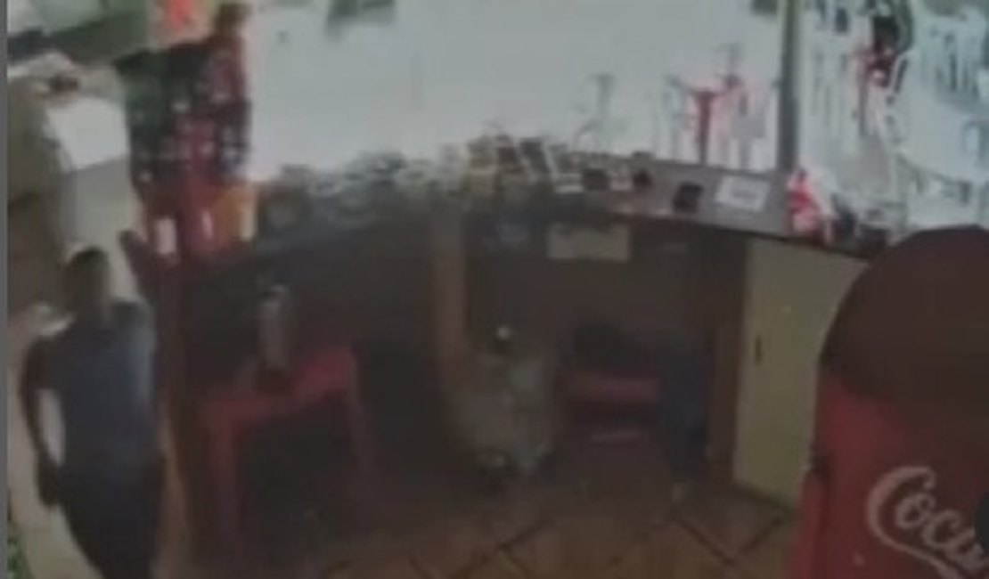 Vídeo mostra mulher esfaqueada pelo ex, em lanchonete da Uneal, pedindo socorro