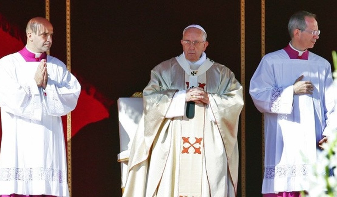 Papa Paulo VI é beatificado durante missa no Vaticano