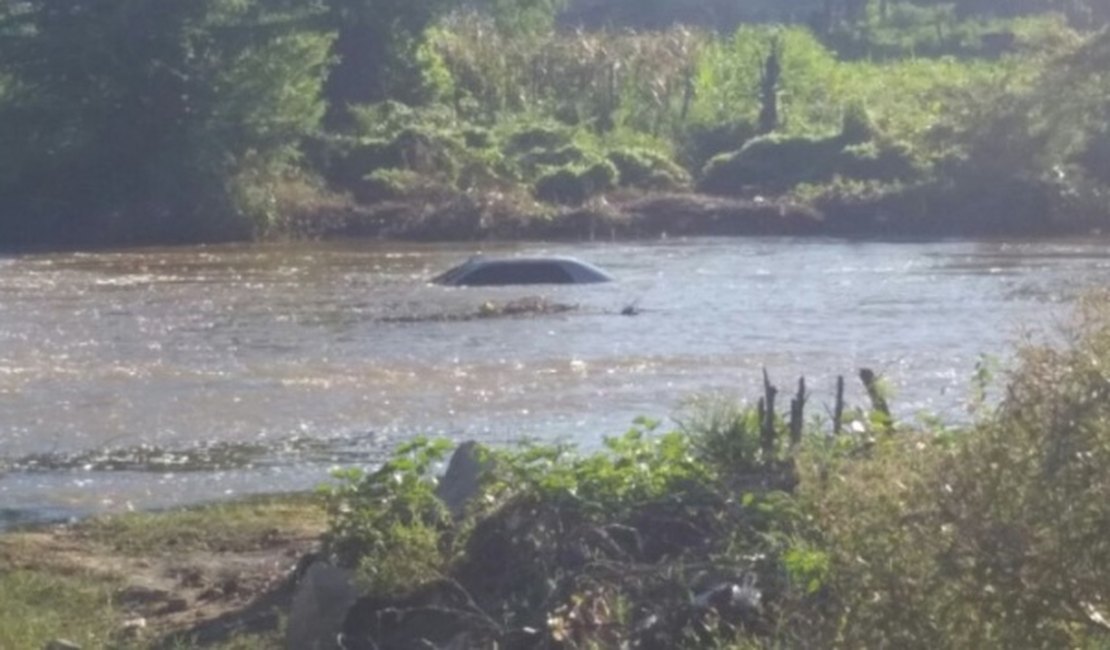 Veículo é encontrado submerso em rio de Santana do Ipanema