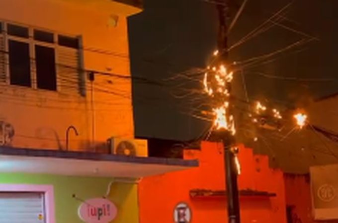 Poste de energia elétrica fica em chamas durante a madrugada no Centro de Arapiraca