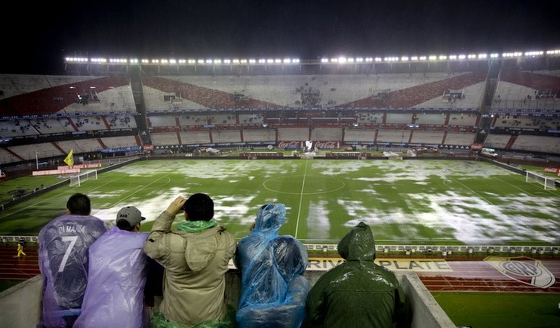 Com gramado alagado, jogo entre Argentina e Brasil é adiado para hoje