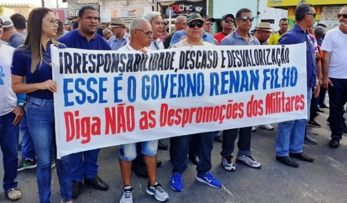 Policiais militares de Alagoas protestam contra despromoção no Centro de Maceió