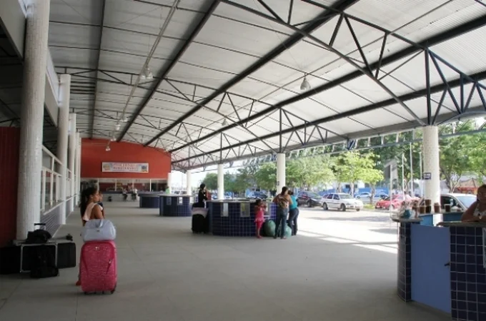 Homem é flagrado com duas facas após ameaçar guardas municipais no terminal rodoviário de Arapiraca