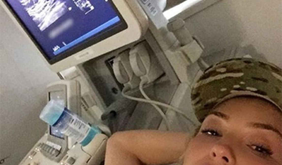 Cantora Thalia alerta fãs sobre importância da prevenção do câncer de mama