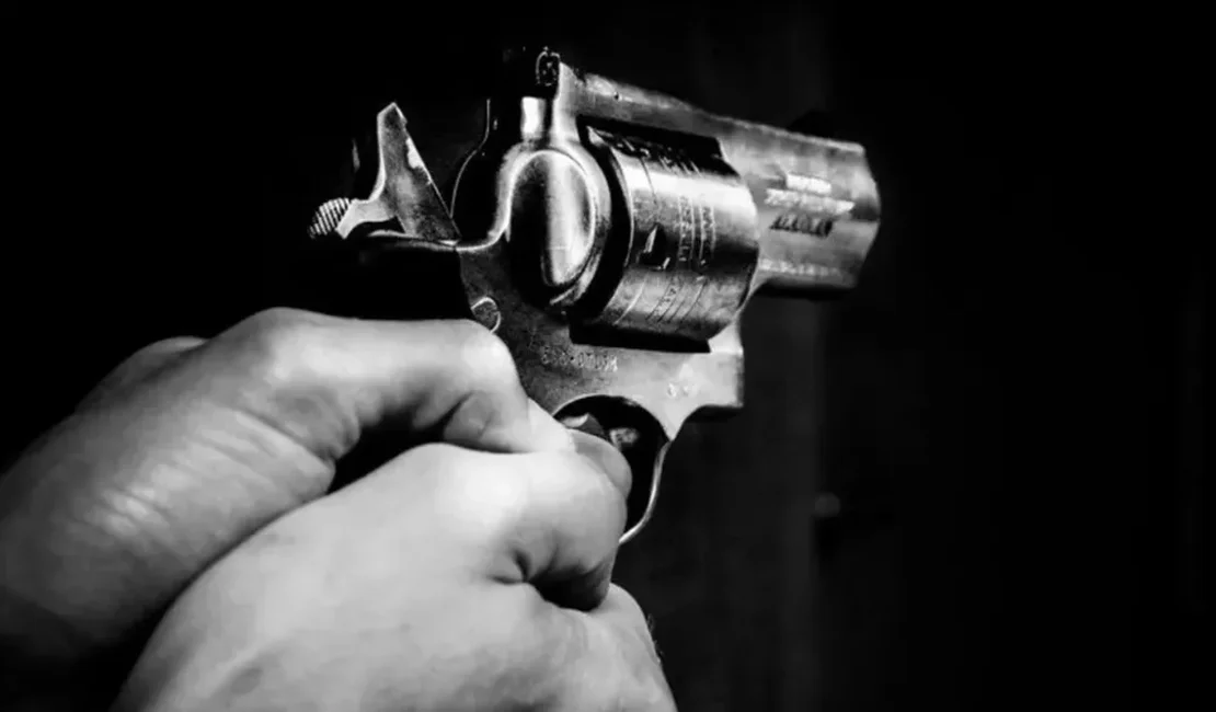 Criminosos matam homem que bebia com o pai na porta de casa em Cruz das Almas, em Maceió