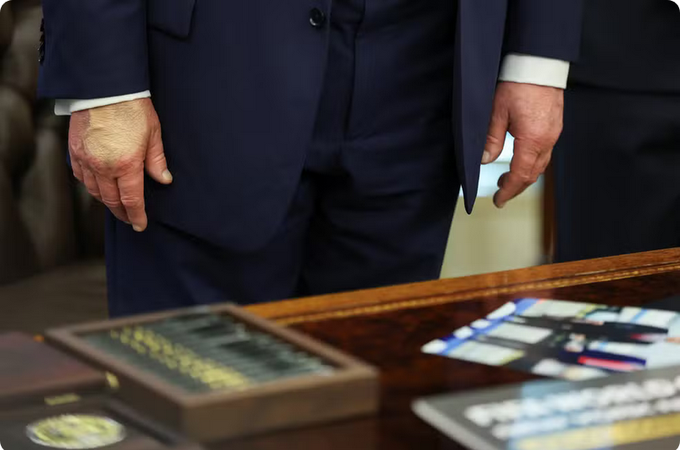 Trump volta a aparecer em público usando maquiagem na mão, um mês depois de diagnóstico de insuficiência venosa crônica