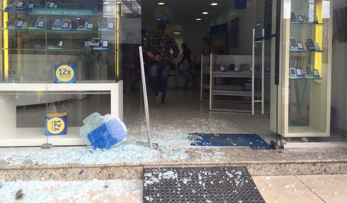 Cliente quebra porta de vidro da loja Tim em Arapiraca