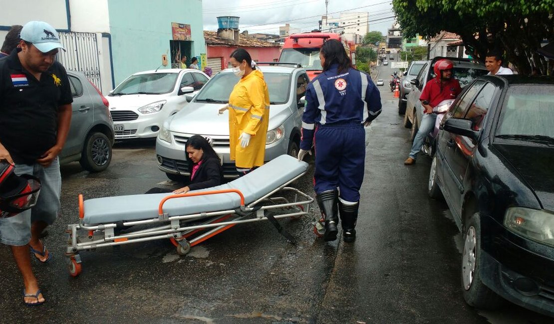 Colisão entre carro e moto deixa mulher ferida de Arapiraca