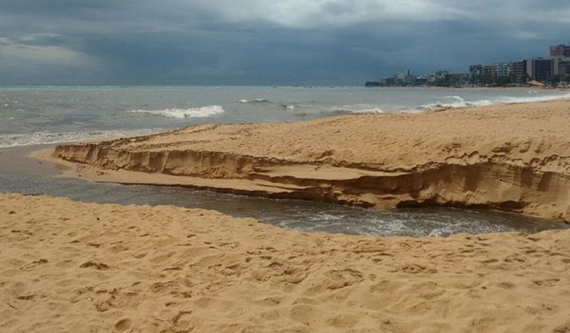 Mancha volta a aparecer em mar de Jatiúca após chuvas