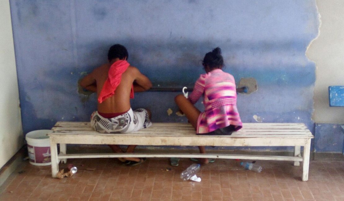 Jovem é presa e menor apreendido suspeitos de roubar celular, em Arapiraca