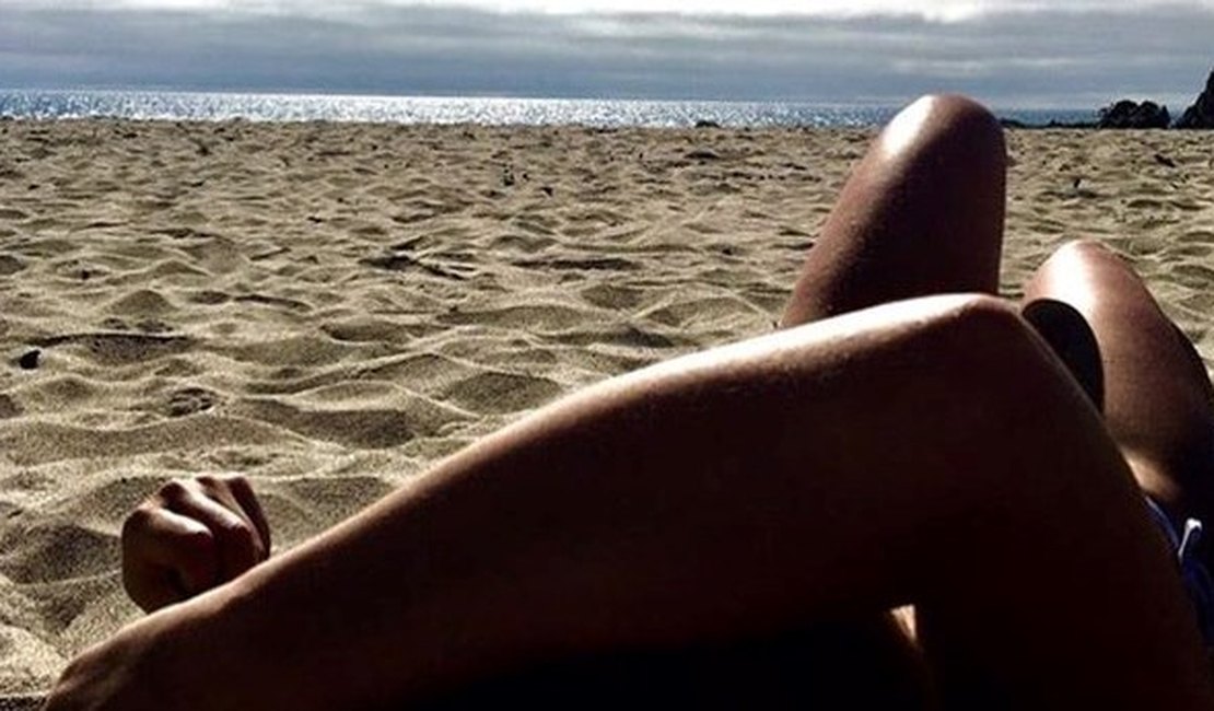 Paolla Oliveira toma banho de sol e mostra as lindas pernas