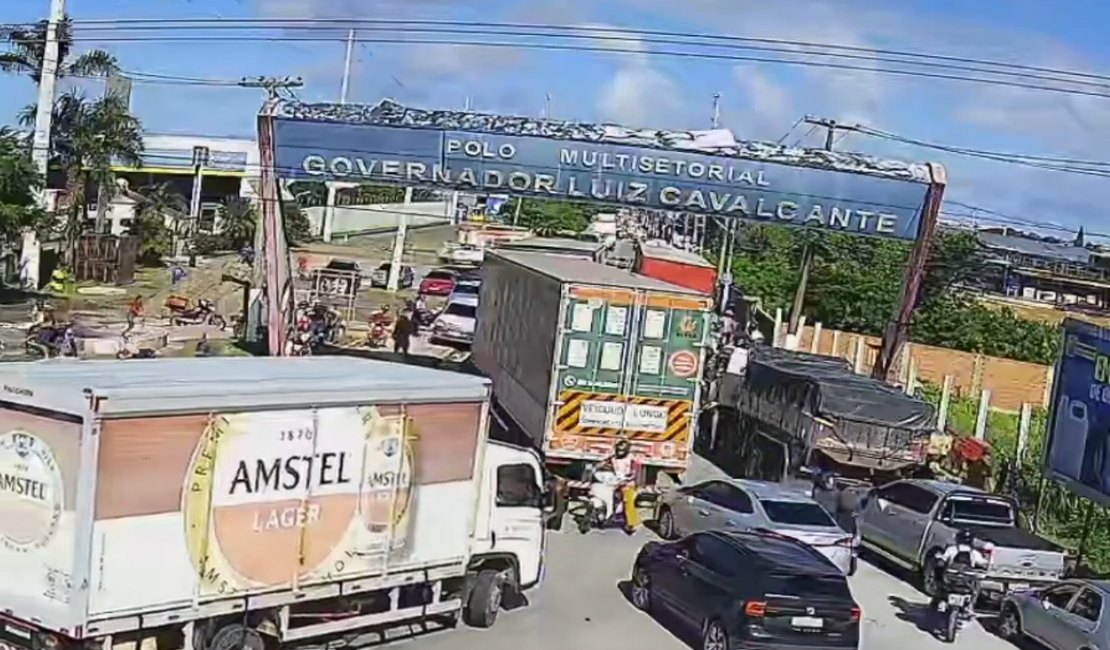 Sistema de monitoramento da SSP auxilia em acidente com carreta de carga de sucos de uva que foi saqueada, em Maceió