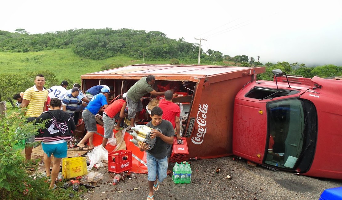 Caminhão de refrigerante tomba e moradores saqueiam carga em Mata Grande