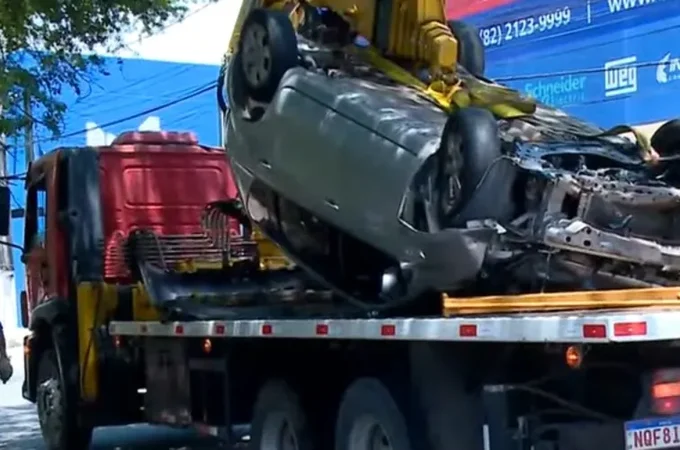 Motorista perde controle e cai com carro em córrego no bairro do Poço, em Maceió