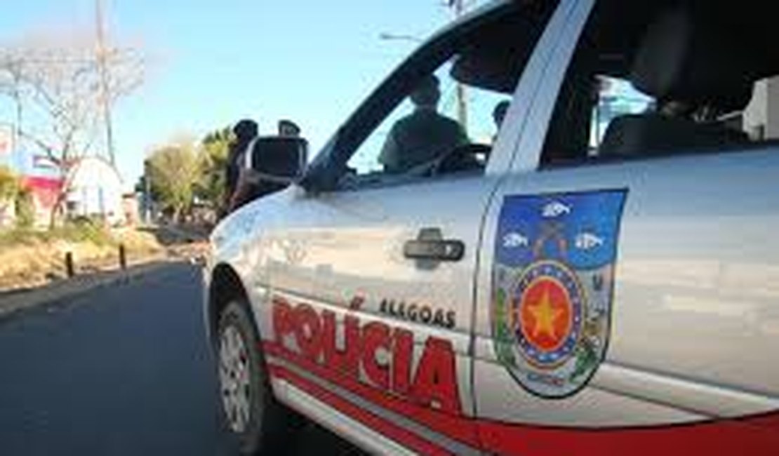Quatro homens armados rendem famílias e fazem arrastão em Maceió