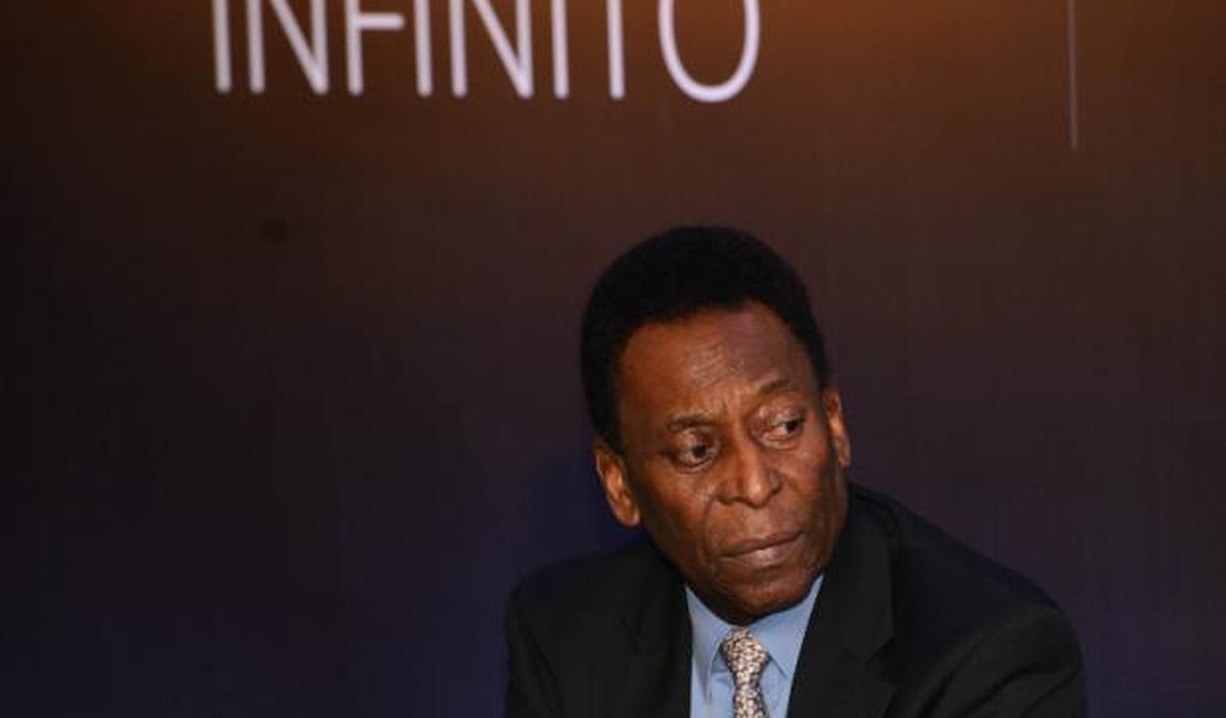 Dois meses após receber alta, Pelé volta a ser internado em São Paulo