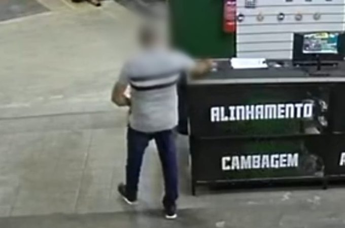 Homem é flagrado furtando celular em loja no Centro de Arapiraca