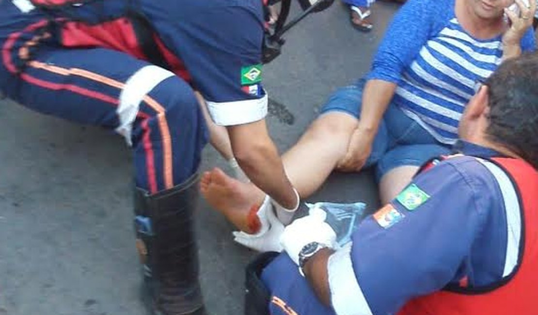 Colisão entre carro e moto deixa mulher ferida em Arapiraca