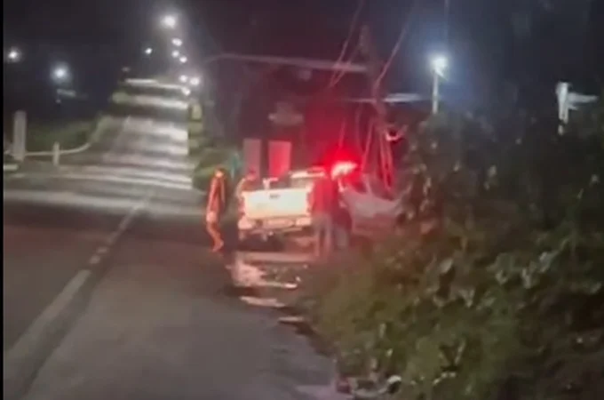 Viatura da PM colide com poste durante perseguição em Maribondo; suspeito segue foragido