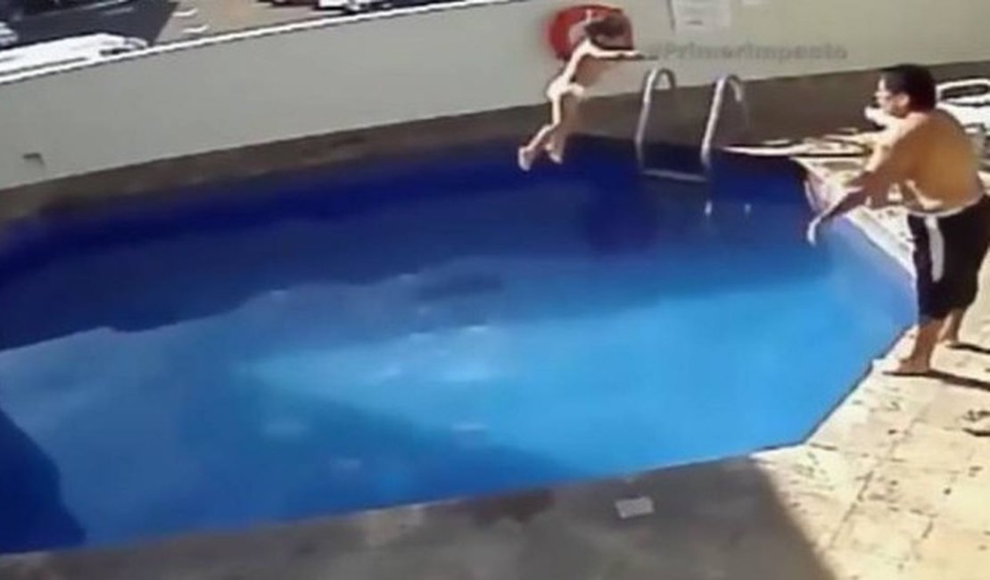 Câmera flagra homem atirando enteada de 3 anos na piscina de hotel; criança morreu