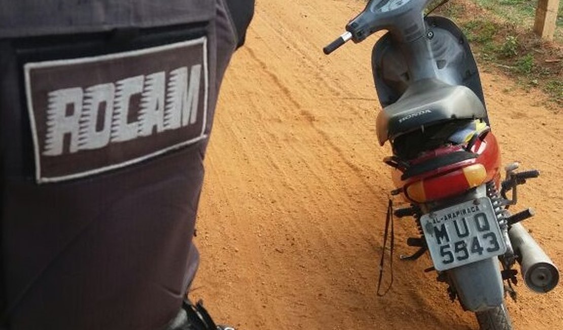 Jovem com moto roubada tenta fugir, ameaça policiais e é atingido por tiro