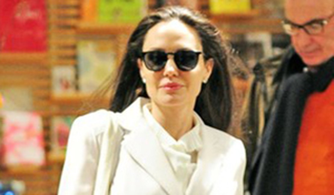 Angelina Jolie tem seu primeiro dia de aula como professora: 'Nervosa'