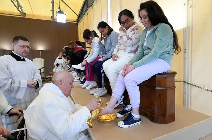 Papa Francisco lava pés de 12 mulheres em presídio de Roma