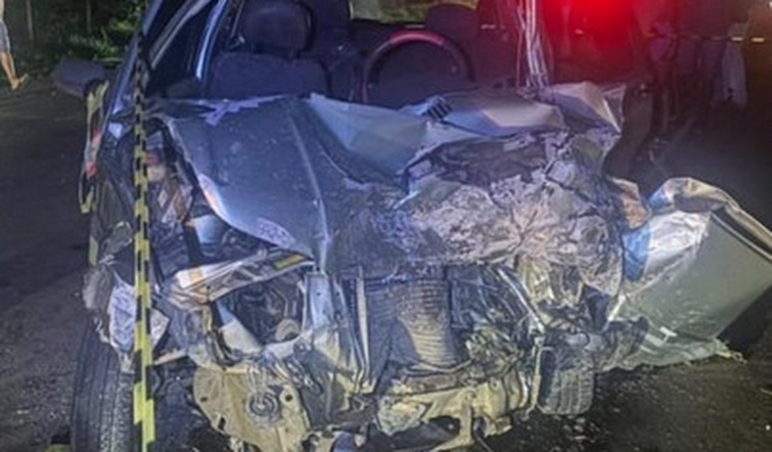 Idoso em Fiat Uno invade contramão e morre em batida frontal no Sertão de Alagoas
