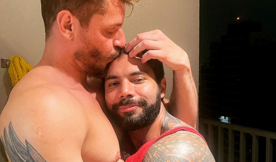 Acidente mata ator gay que fazia filmes pornô com marido