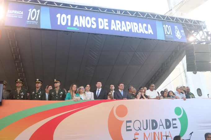 Arapiraca celebra 101 anos com desfile cívico emocionante e homenagem à educação e a Dr. Moacir Teófilo